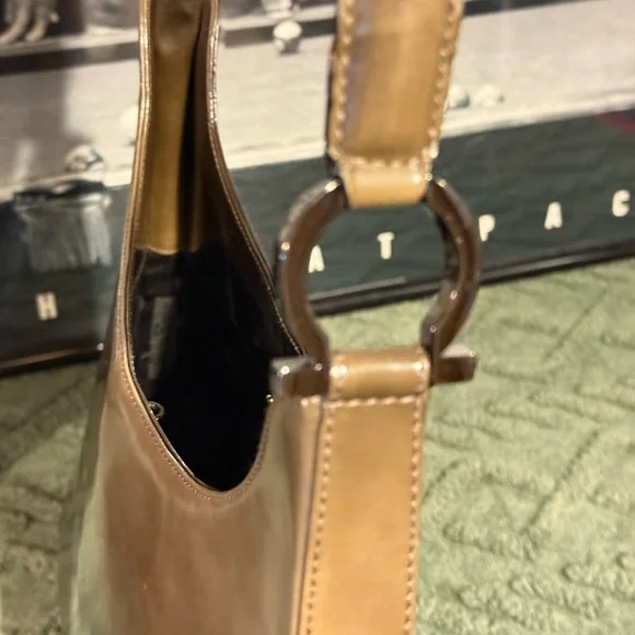 ๐ Salvatore Ferragamo Shoulder Bag - Picture 2 of 13